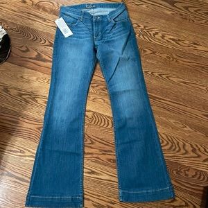 Brand new
Never worn
Lola Jeans
Light wash flares
8x34
